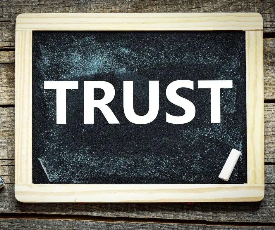 לוח גיר עם המילה TRUST